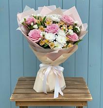 Букет цветов из:  Гвоздики, Орхидеи и Розы в Починках