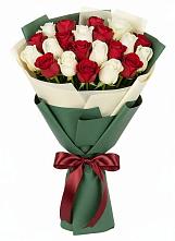 Букет Микс из красных и белых роз в Починках