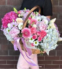 Композиция солнечный день в Починках Цветочная композиция из Розы, Хризантемы, Пионы и Лизиантусы в корзине в Починках