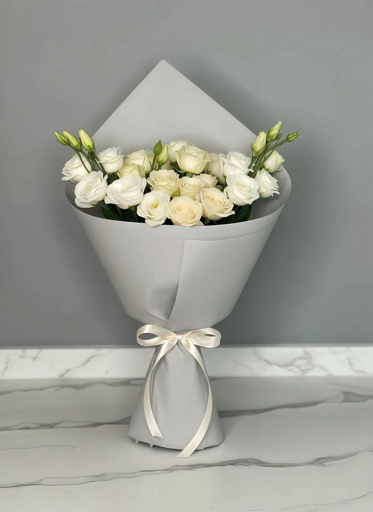 Букет цветов из: Розы и Лизиантусы в Починках