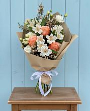 Букет цветов из:  Альстромерии, Лизиантусы, Розы и Хризантемы в Починках