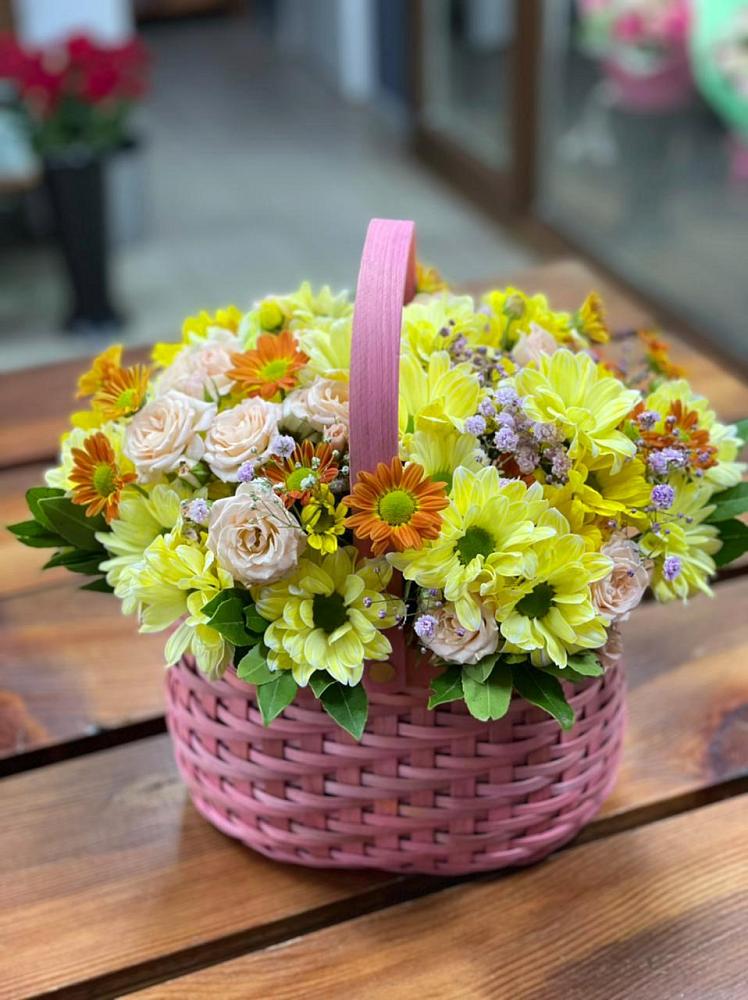 Цветочная композиция из Хризантемы и Розы в корзине в Починках