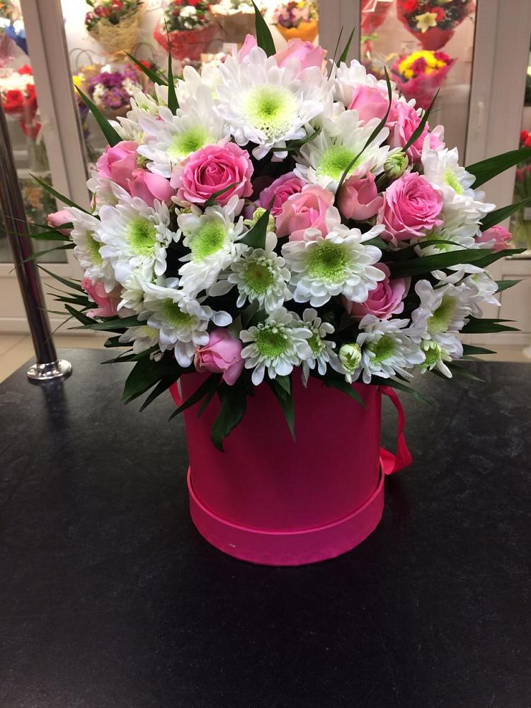 Цветочная композиция из Розы и Хризантемы в шляпной коробке в Починках