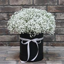 Цветочная композиция из Гипсофила в шляпной коробке в Починках
