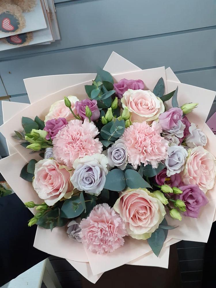 Букет цветов из: Розы, Гвоздики и Лизиантусы в Починках