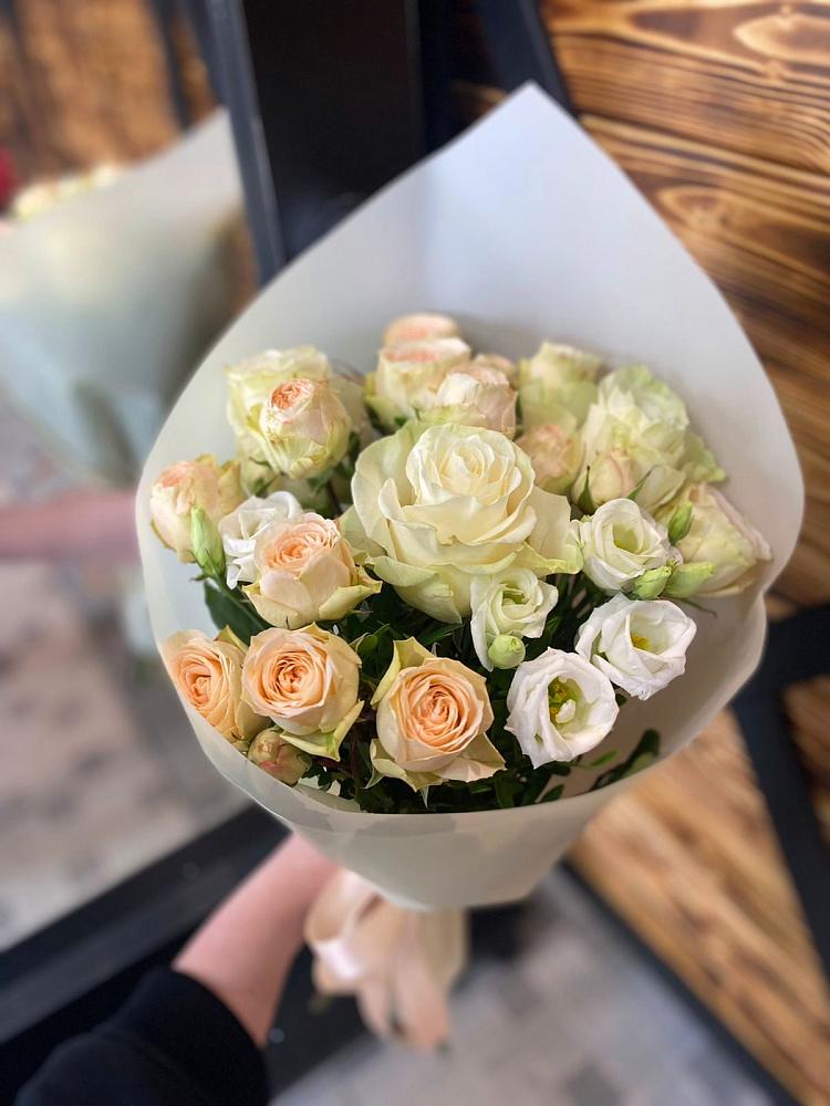 Букет цветов из: Розы и Лизиантусы в Починках